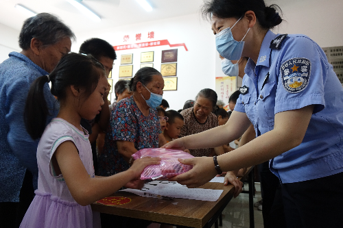 广州女子监狱庆六一关爱儿童活动3.JPG