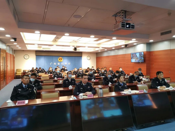 nEO_IMG_p4-广东组织开展领导干部和国家工作人员网络旁听庭审直播活动 .jpg