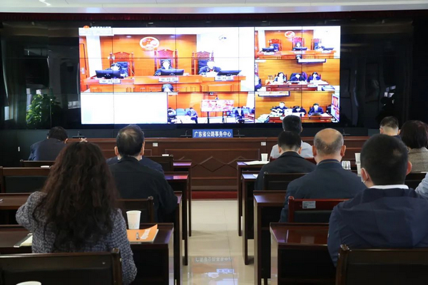 nEO_IMG_p7-广东组织开展领导干部和国家工作人员网络旁听庭审直播活动 .jpg