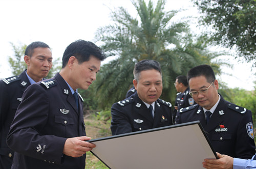 省监狱局局长李景言到茂名监狱督导工作