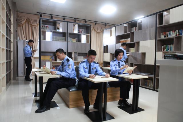 太威武，看深圳监狱警察不一样的帅气范儿